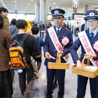 中学生が一日税関支署長　密輸防止呼びかけ　成田空港