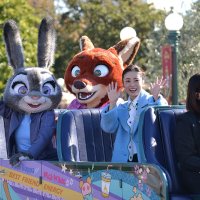 【写真多数】上戸彩さん「ズートピア２」ＰＲ　東京ディズニーランドにサプライズ登場　グッズ、フードなども展開中