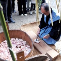 「しし切りまち」の神事。かみしも姿で肉を切り分ける社家の溝口さん
