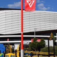 支柱が赤になりジェッツフラッグが取り付けられた照明灯
