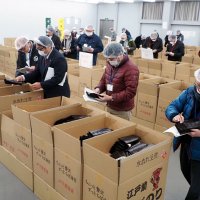 初競りに出品された「江戸前ちばのり」。色、艶、香りを業者が慎重にチェックして入札に臨んだ＝６日、富津市