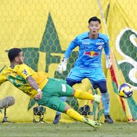 後半、ゴールを決める千葉・カルリーニョスジュニオ（左）。ＧＫ加藤（共同）