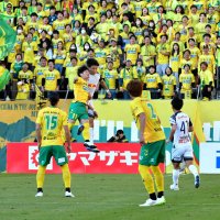 黄色いジェフサポーターが見守る中、ボールを競り合う千葉・米倉（左から２人目）＝７日、千葉市のフクダ電子アリーナ
