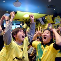 拠点の飲食店も超満員にしたジェフ千葉サポーター。再三のピンチをしのいだ後に決勝点が決まると、ハイタッチや抱擁で喜びを爆発させた＝１３日午後、千葉市中央区
