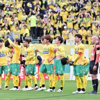 徳島に競り勝ち１７年ぶりのＪ１復帰を決めたジェフ千葉の選手＝フクアリ