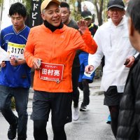 沿道の声援に応えるゲストランナーの田村亮さん
