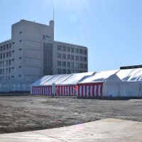新庁舎の建設場所。奥が現庁舎