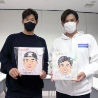 子どもたちからもらった、ちぎり絵を持つ今江さん（右）と中村選手＝１５日、千葉市緑区の千葉県こども病院