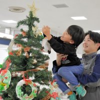 空に願い込め飾る　成田空港にクリスマスマスツリー　園児ら、サンタへ手紙も
