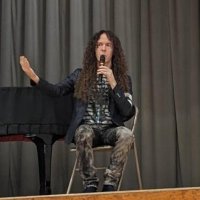 マーティさんが、生徒たちに外国文化も分かりやすく説明した
