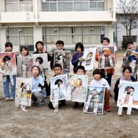 自慢の力作を掲げる子どもたち＝２０日、市原市立姉崎小