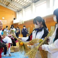 収穫稲わらで正月飾り　婦人会講師に中学生挑戦　勝浦　【師走スケッチ２０２５】