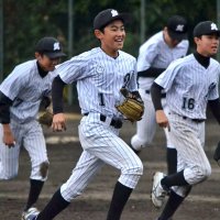 西武ジュニアとの練習試合で仲間とともに笑顔を見せる千葉ロッテマリーンズジュニアの糟谷主将（中央）＝２１日、稲毛海浜公園