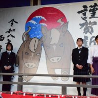茂原高生が「大絵馬」描く　新年の縁起物、初詣客出迎え　白子神社　【師走スケッチ２０２５】