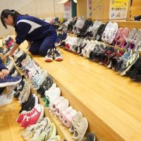 地域の協力で集まった多数の靴を整理する生徒＝勝浦市
