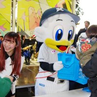 音楽、クイズで「年末年始安全に」　イオンモール幕張新都心で出動式　千葉ロッテ・マーくんも一日署長に