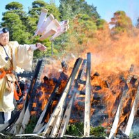 成田山新勝寺に設けた炉に参拝客から納められた護摩札を投げ入れる僧侶＝２８日、成田市
