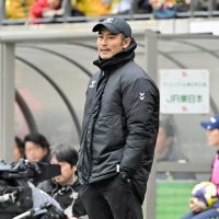 Ｊ１昇格プレーオフ決勝の徳島戦で　前半、試合を見守るジェフ千葉・小林監督＝１３日、千葉市のフクダ電子アリーナ