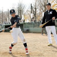 立松選手に打撃を見てもらう児童＝茂原市
