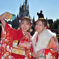 ミッキーら門出祝う　“新２０歳”未来見据え決意　ディズニーランドで成人式