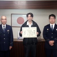 人命救助功労者として感謝状を贈られた飯野さん（君津署提供）
