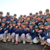 選抜高校野球大会出場を決めてガッツポーズする専大松戸ナイン＝３０日、松戸市の専大松戸高野球場