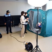 避難所の設備を確認する参加者ら