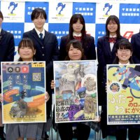 自転車盗、電話de詐欺注意を　美術部員がポスター制作　船橋東署、３高校へ感謝状