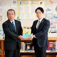 八街商議所青年部４０周年で図書寄贈　市児童館へ４３冊