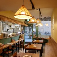 ベトナムを感じさせるこだわりの店内
