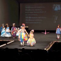夢と希望と輝く笑顔　平和を願うキッズファッションショー　衣装、千羽鶴モチーフに　君津
