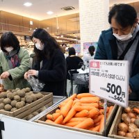 野菜の詰め放題をする買い物客ら＝１日、イオンモール幕張新都心