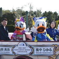 ドナルドダックらと車に乗って初仕事に臨んだ新アンバサダーの亀田さん（左）と浜中さん（右）＝１日、浦安市の東京ディズニーランド