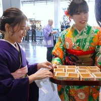 成田空港で正月気分　安全祈願、お屠蘇配る