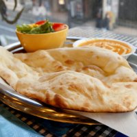 小さめのサイズで気軽にルンビニの味が楽しめる「スモールセット」（税込み１１９０円）