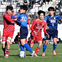 大津戦の前半、中盤でボールを競り合う流通経大柏・渡辺（左）や上田（右から２人目）ら＝４日、浦和駒場