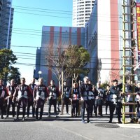 纏を振りながら木遣り歌を披露する組合員ら
