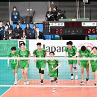 ２回戦の崇徳戦を終え整列へ向かう市船橋の選手＝東京体育館
