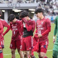 鹿島学園に敗れ、肩を落とす流通経大柏の選手たち＝ＭＵＦＧ国立（共同）
