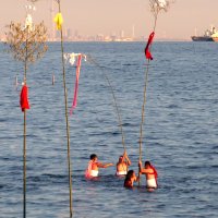 厳寒の海、梵天立て　木更津、五穀豊穣と大漁祈り