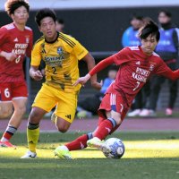 鹿島学園―流通経大柏　前半、競り合う流通経大柏・上田（右）＝１０日、東京・ＭＵＦＧスタジアム（国立競技場）