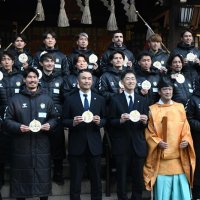 社殿前で集合写真に写る千葉の選手たち＝市原市
