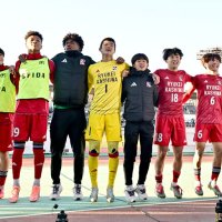 準々決勝で大津を破り、喜ぶ流通経大柏の島谷（４）、増田（６）ら＝４日、浦和駒場