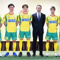 １７年ぶりにＪ１復帰したジェフ千葉が新体制を発表した。新加入した（左から）姫野、松村、津久井、小林監督（右から３人目）を挟んで天笠。石尾の５選手＝１７日、千葉市のユナイテッドパーク