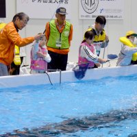 参加者が歓声を上げ、盛り上がったマス釣り体験
