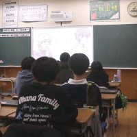 話し合いの前に、生徒たちは漫画形式の映像を視聴した