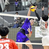 千葉―ＴＭ東京　第４セット、スパイクを放つ千葉・秋山（中央）＝２４日、千葉市のＹｏｈａＳアリーナ