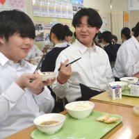 佐倉市の特別給食「城下町佐倉・江戸ぐるめ」を味わった生徒ら＝市立志津中
