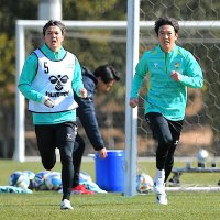 トレーニングする（左から）小林、石川