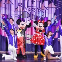 壇上でポーズを決め、「新２０歳」を祝福するミッキー、ミニーら＝１２日、浦安市の東京ディズニーランド